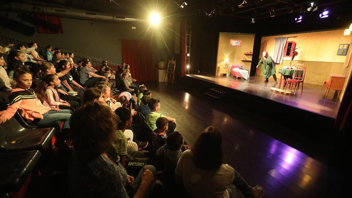 Aforo completo en el espectáculo infantil Superhéroe durante el Festival Medieval de Elche