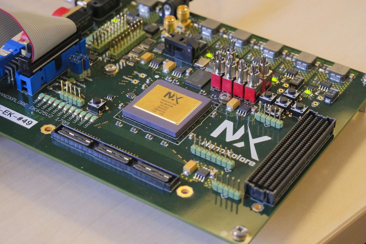 Imagen de un FPGA (circuito electrónico) fabricado para NanoXplore por los nvestigadores del IUMA.