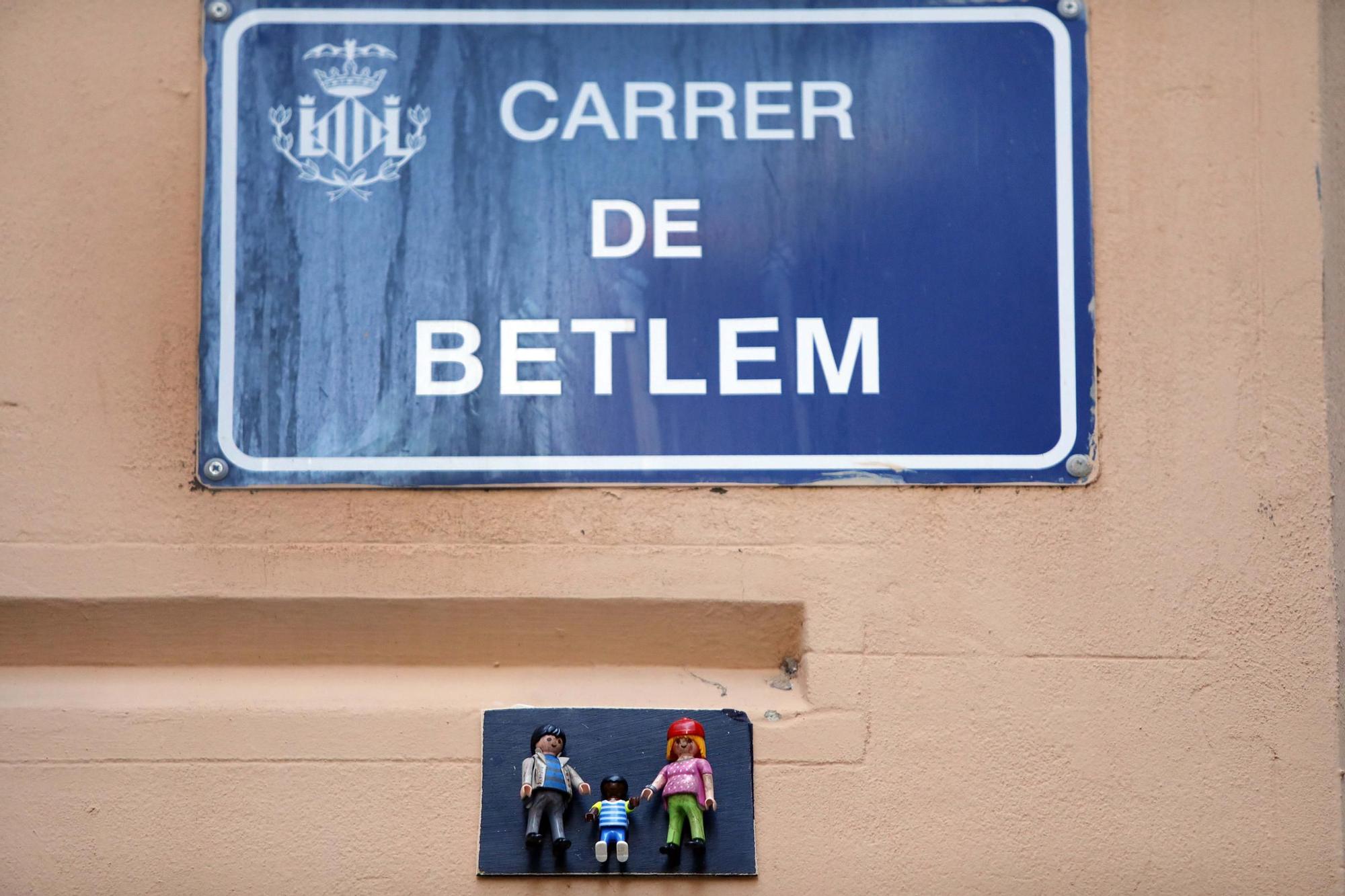 Figuras de Playmobil adornan las placas de calles en el centro de València