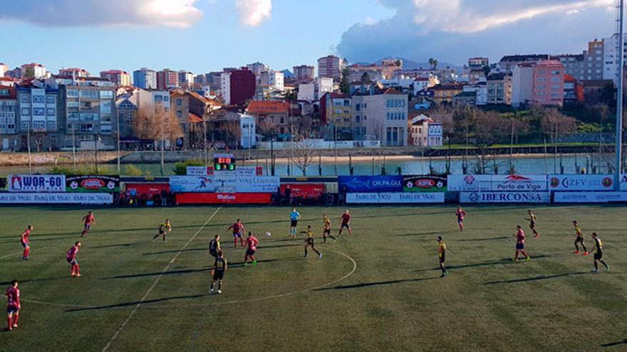 Un instante del partido entre Rápido y Pontevedra. // @PontevedraCFSAD