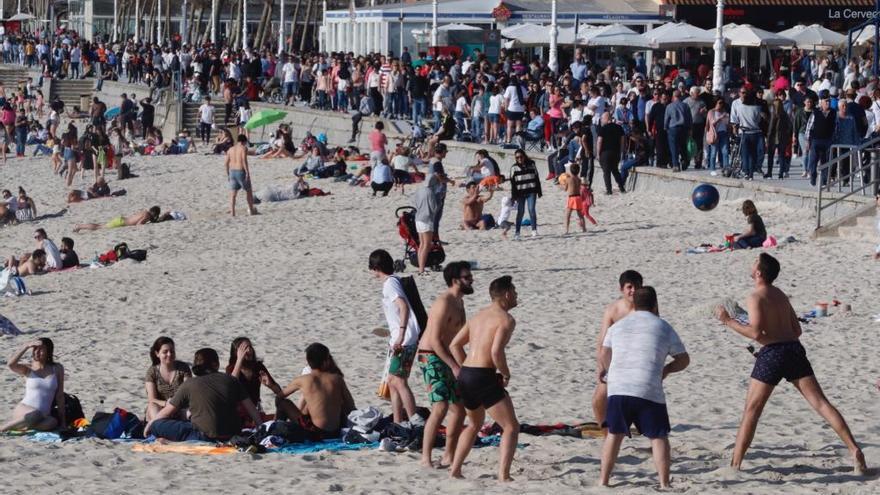 Playa de Samil el primer día de primavera. // José Lores