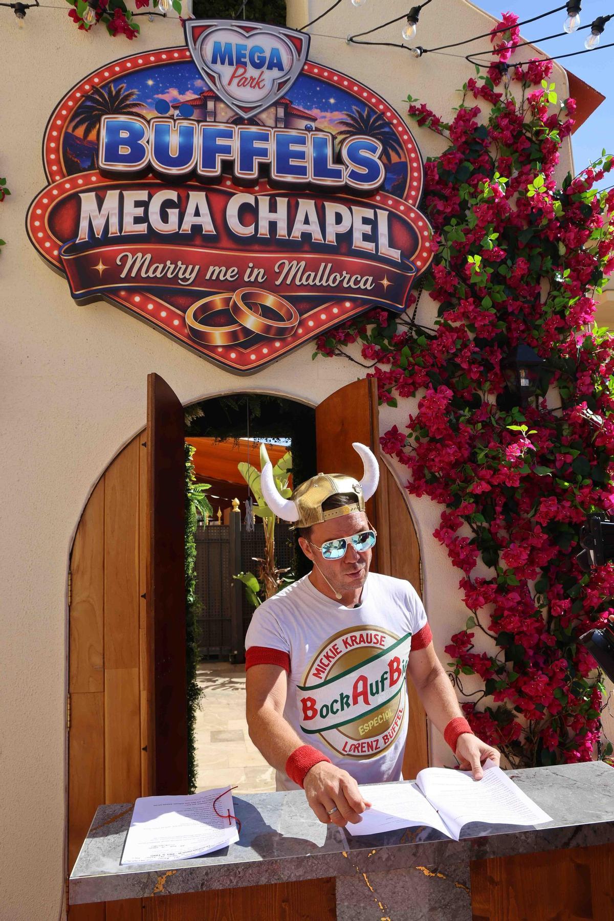 Heiraten am Ballermann: Ein Blick in Lorenz Büffels „Mega Chapel“ direkt am Megapark