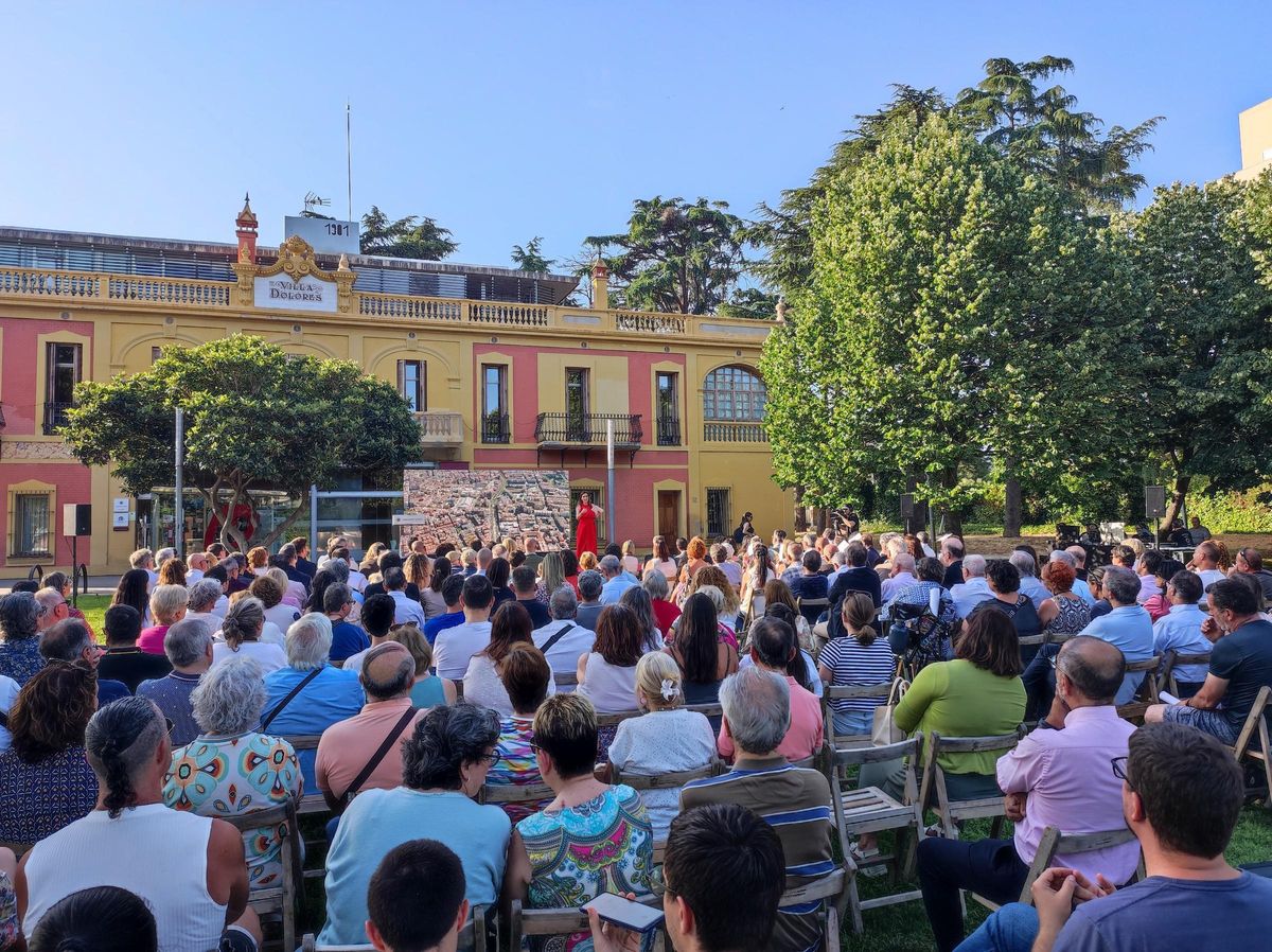 La conferencia de Sandra Guaita se ha realizado en los jardines de Mas Miarnau de Reus.