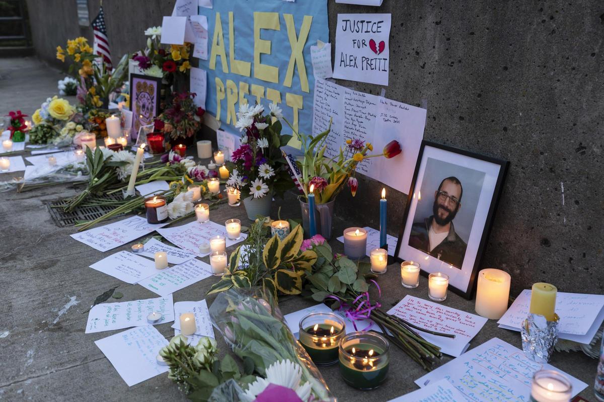 Fotografías y cartas en Mineápolis en recuerdo de Alex Pretti.