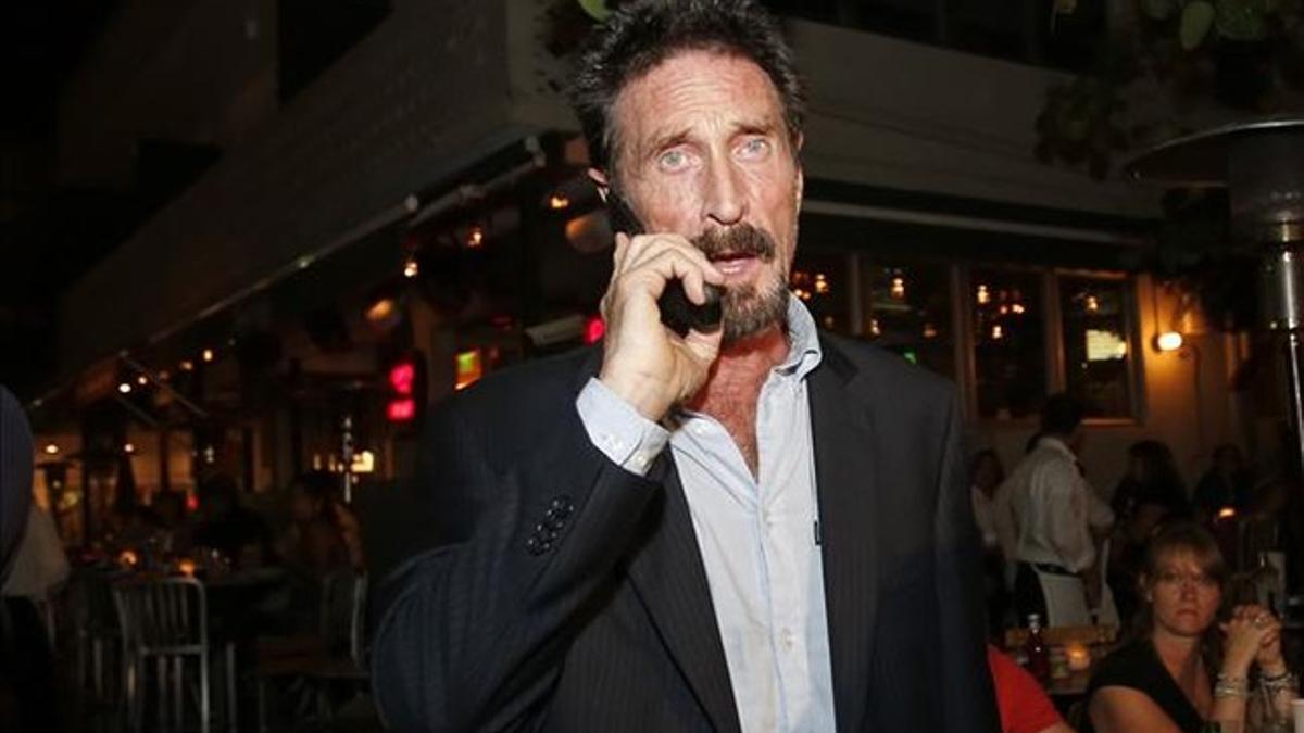 John McAfee, libre por las calles de Miami.