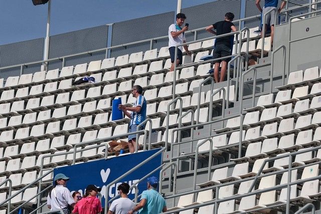 Aliento de la afición a la plantilla del CD Tenerife en el Heliodoro antes del partido ante el Girona