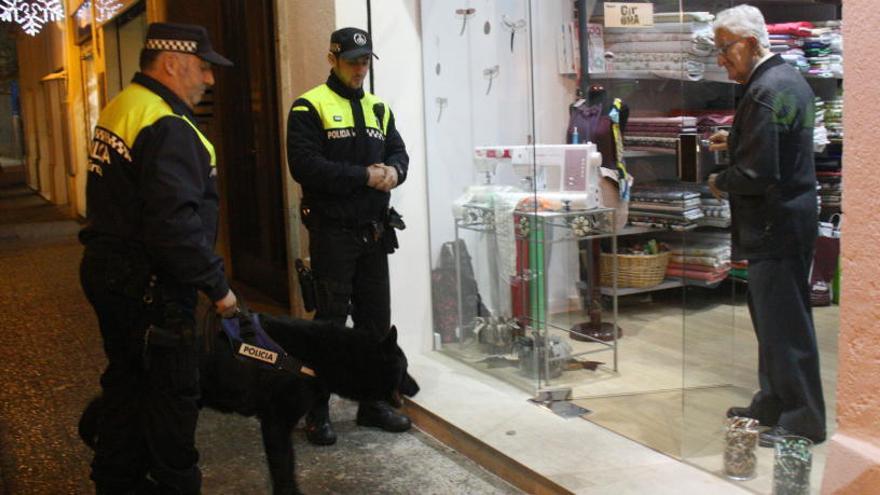 Agents de la Policia Municipal de Girona parlant amb un veí de la ciutat d&#039;un establiment.