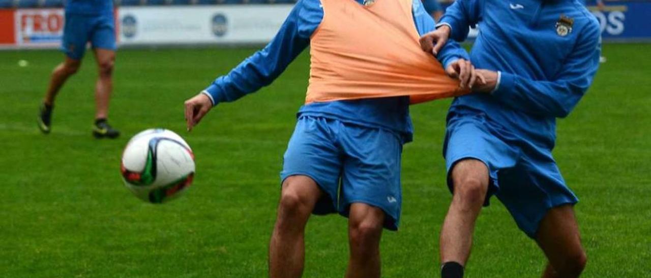 Kevin Presa y Queijeiro pugnan por la pelota durante un entrenamiento en Pasarón. // Rafa Vázquez