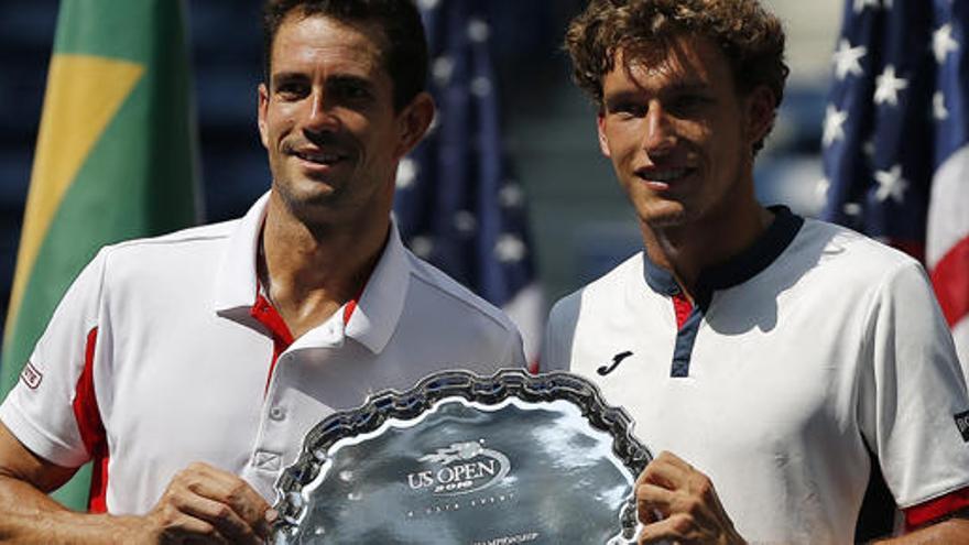 Los tenistas españoles, con su trofeo.