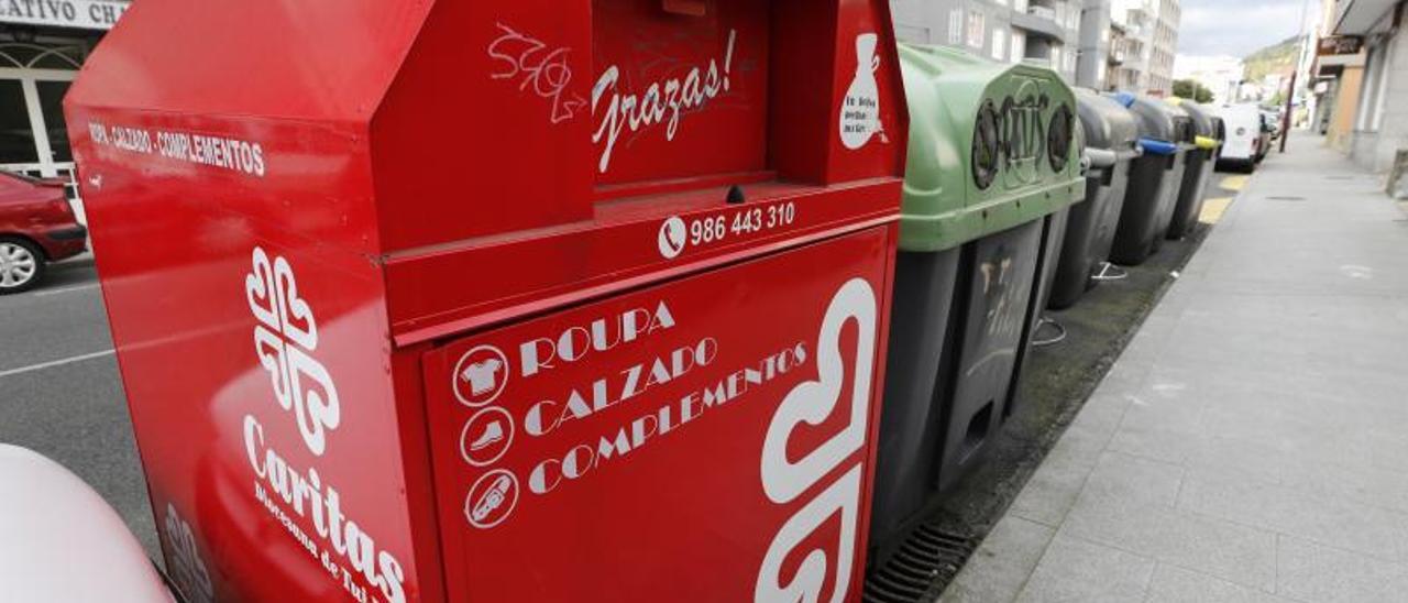Contenedor de recogida de ropa, calzado y complementos de Cáritas en Vigo. |   // R. GROBAS