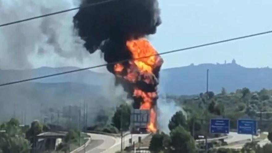 Espectacular incendi d&#039;un camió cisterna a Terrassa