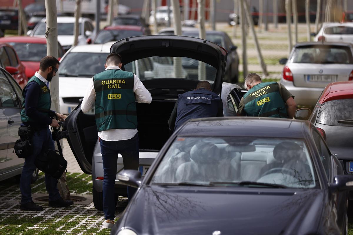 Un agente de la Europol y varios agentes de la Unidad Central Operativa (UCO) de la Guardia Civil salen de la Real Federación Española de Fútbol (RFEF)