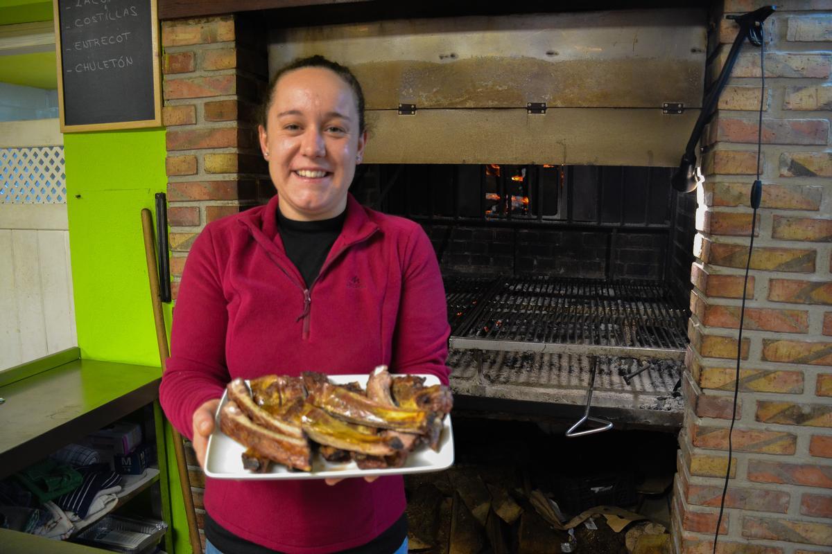 Cristina Remis, con una ración de costillas a la parrilla recién hecha.