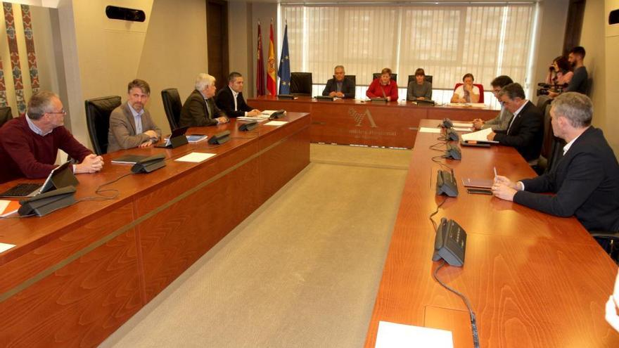 La comisión al inicio de la reunión