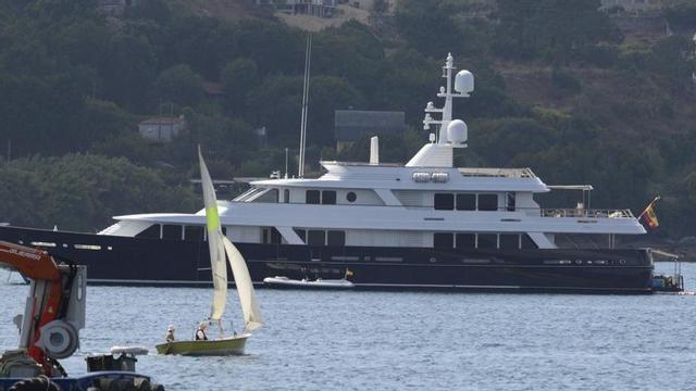 El «Valoria B» ayer fondeado en la ría de Aldán. | GONZALO NÚÑEZ