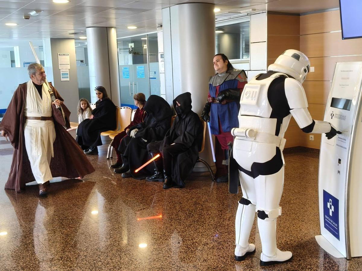Un stormtrooper sacando cita en la máuina del Hospital San Agustín.