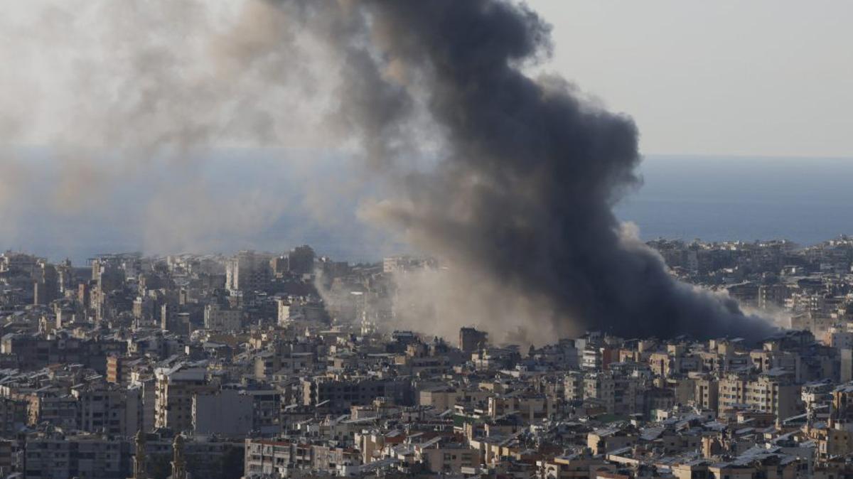 Columnes de fum, ahir a Beirut, després de l’atac israelià.  | WAEL HAMZEH / EFE