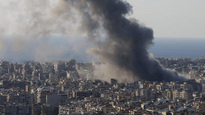 Columnes de fum, ahir a Beirut, després de l’atac israelià.  | WAEL HAMZEH / EFE