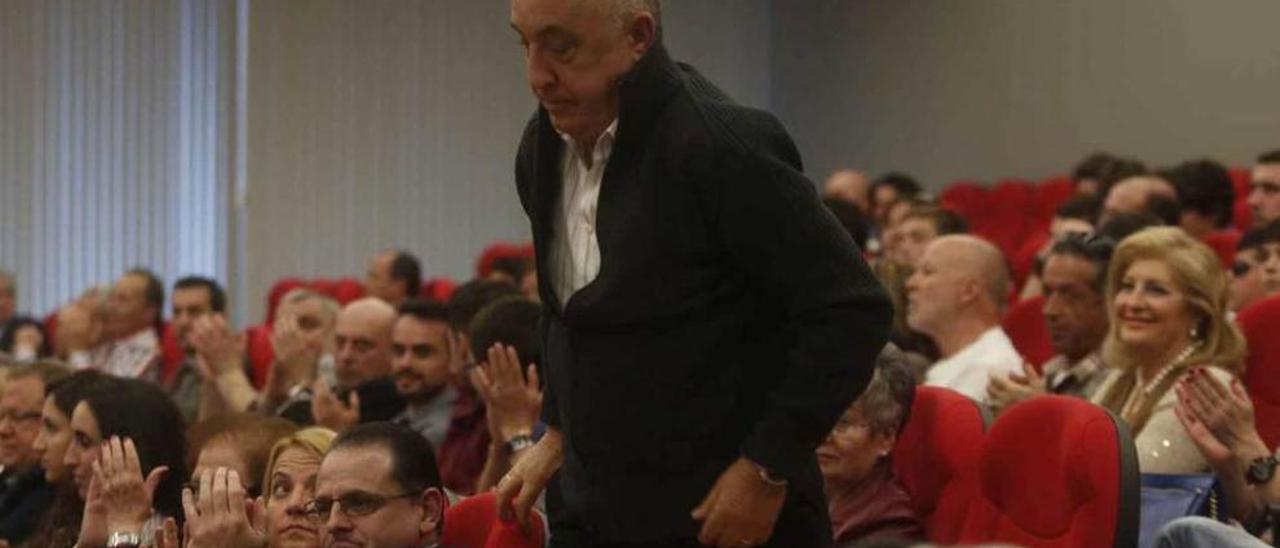 Alfonso Menéndez Feito se dirige al escenario del auditorio.