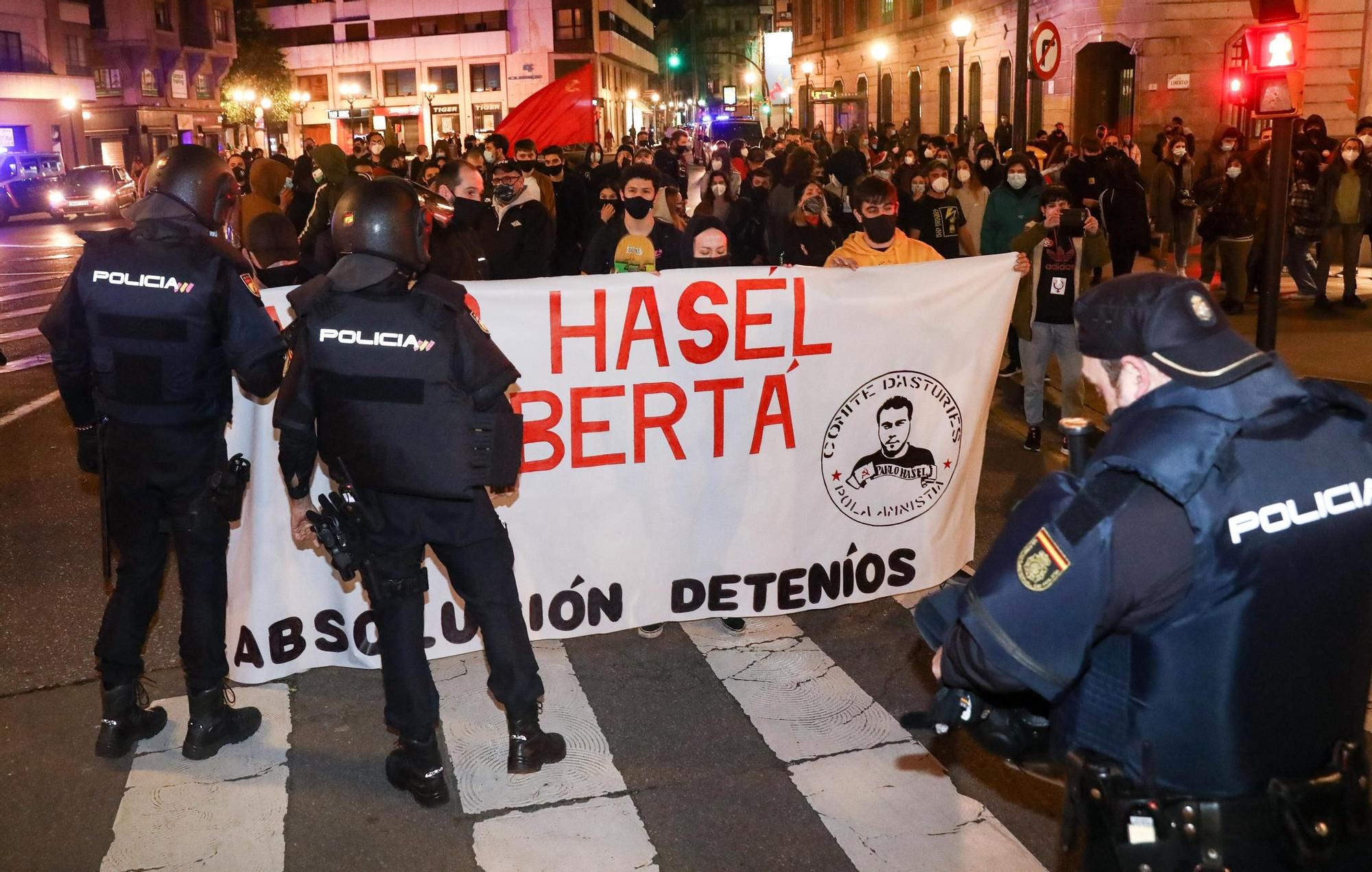 Tensa manifestación a favor de Pablo Hasél en Gijón