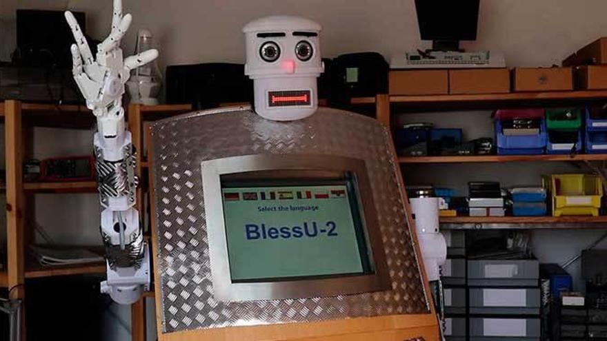 El robot sacerdote &quot;BlessU-2&quot;.
