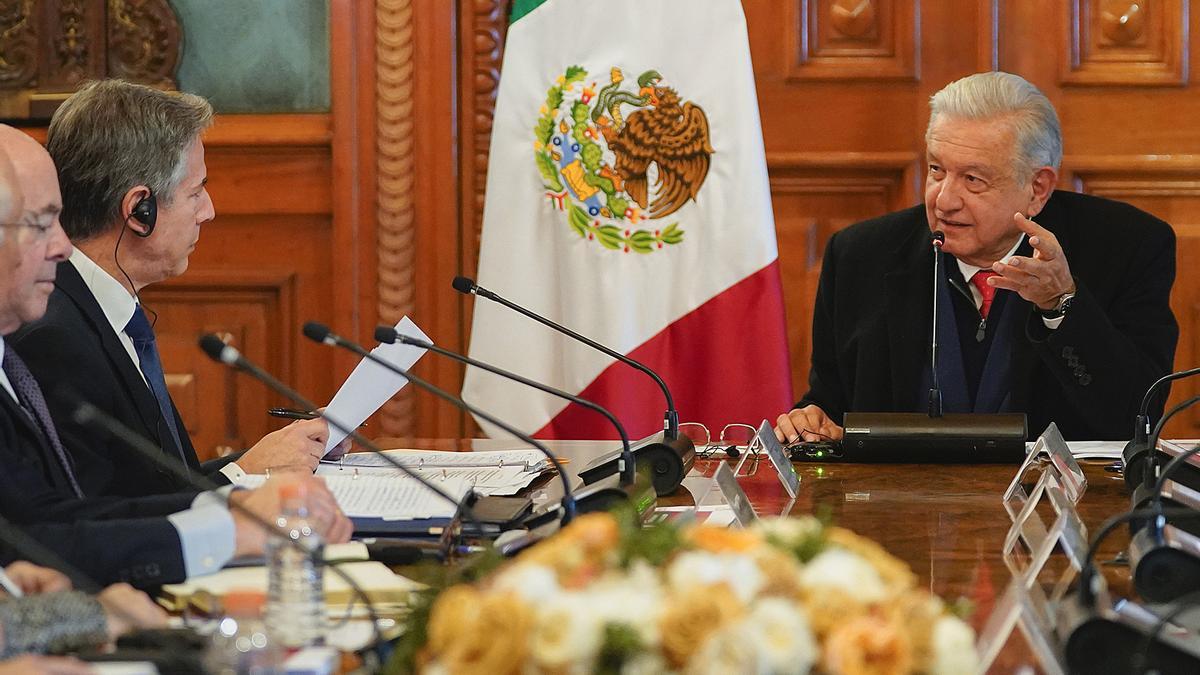 El secretario de Estado de EEUU, Anthony Blinken, conversa con el presidente mexivano López Obrador durante su visita de urgencia para abordar la gestión migratoria.