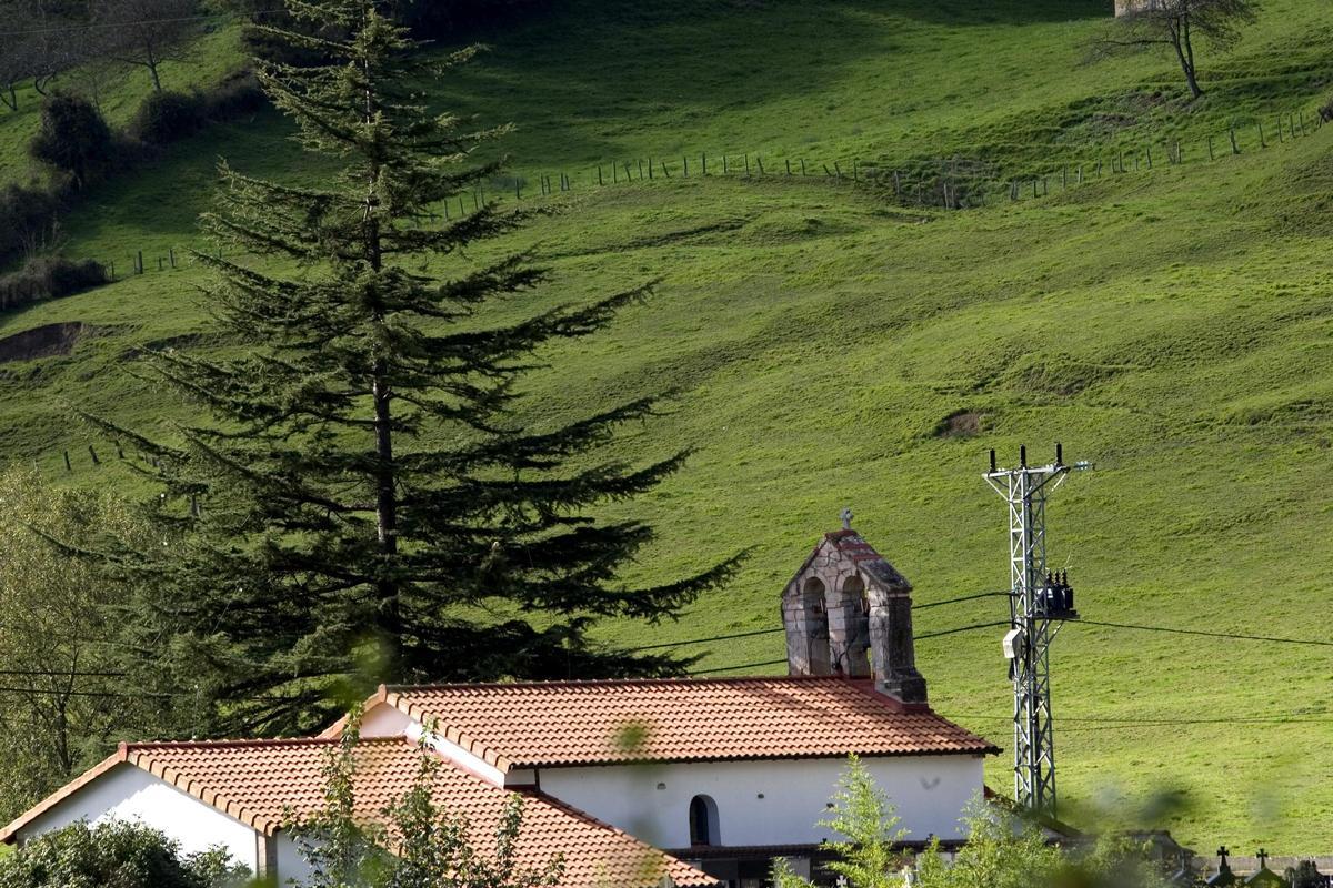 Vista de la iglesia de Coalla.