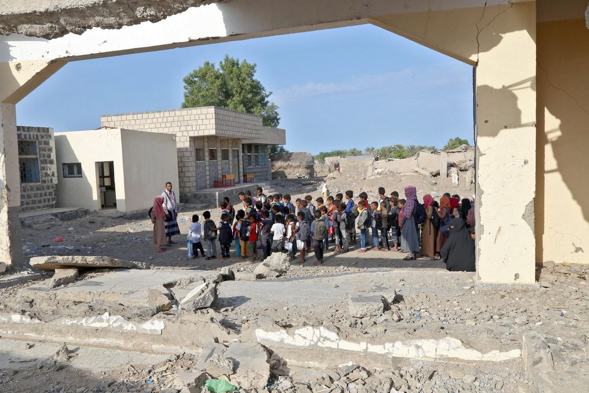 Cientos de niños de la provincia de Hodeida, en Yemen, han retomado el curso escolar en su país haciendo clases al aire libre, al encontrarse las escuelas prácticamente destruidas por la guerra.