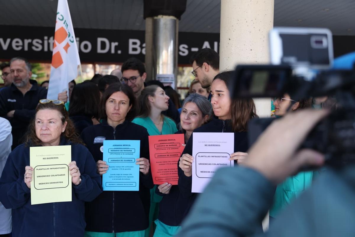 Concentración con motivo de la nueva huelga de médicos ante el Hospital General de Alicante