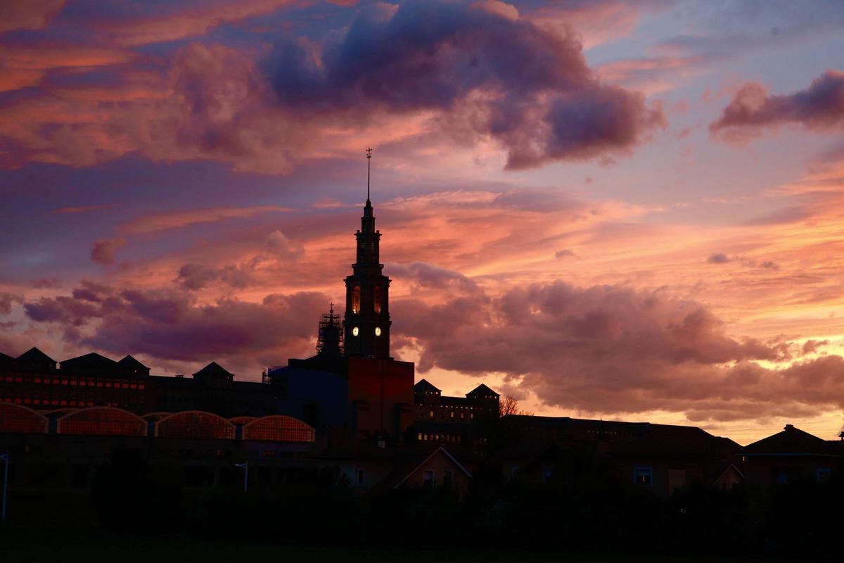 El atardecer en el entorno de la Universidad Laboral, en imágenes