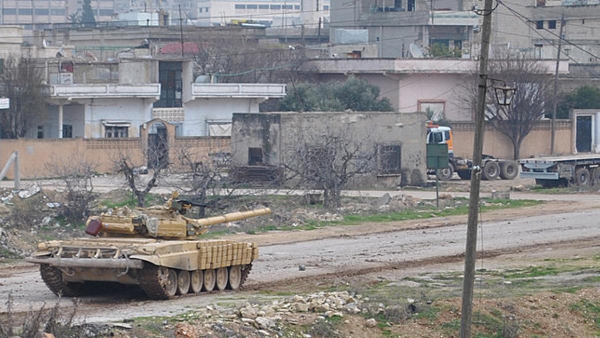 Un tanque del Ejército sirio circula por una calle de Rastan, en la provincia de Homs, el lunes.