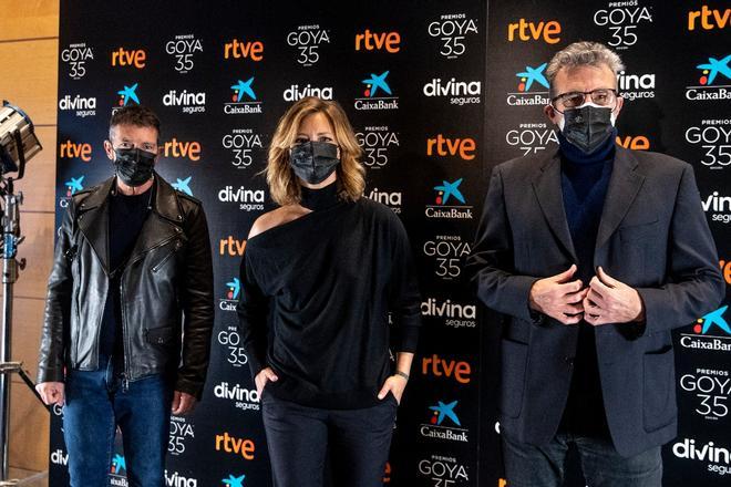 Antonio Banderas, María Casado y Mariano Barroso en la presentación de los Goya 2021