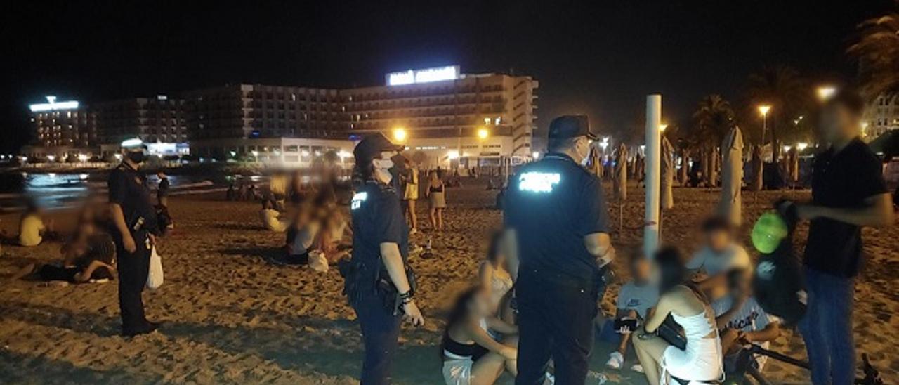 La Policía Local, en la playa del Postiguet, punto de botellón