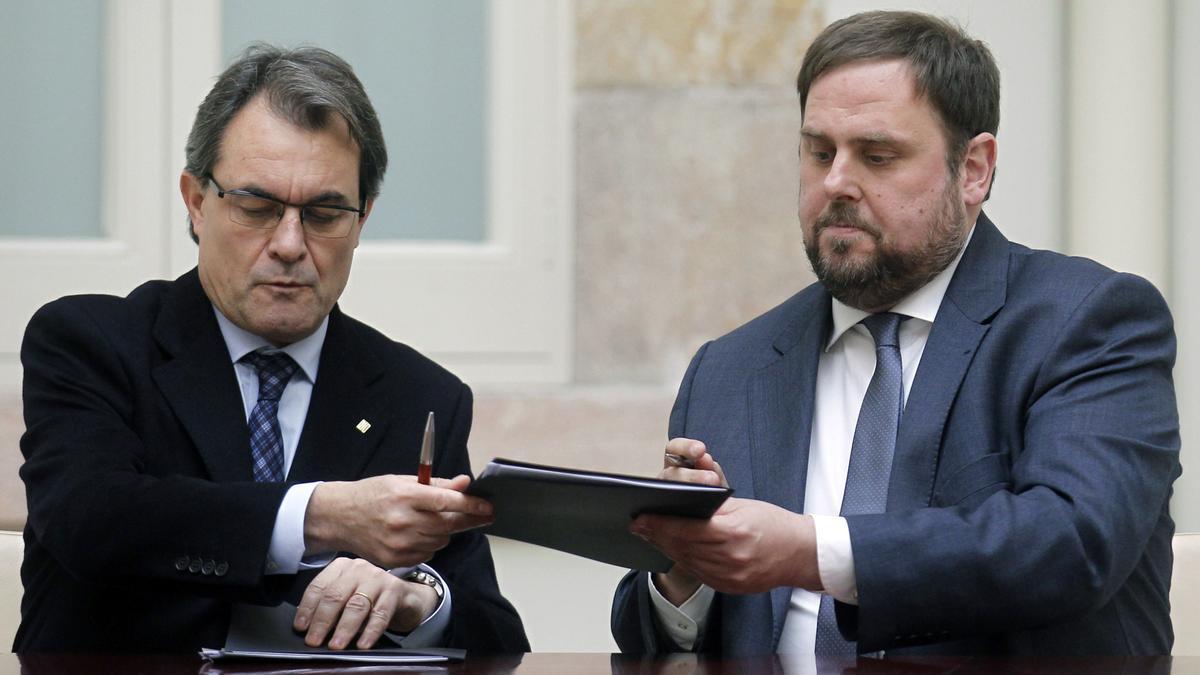 Artur Mas y Oriol Junqueras firman su primer pacto de legislatura, el 19 de diciembre de 2012