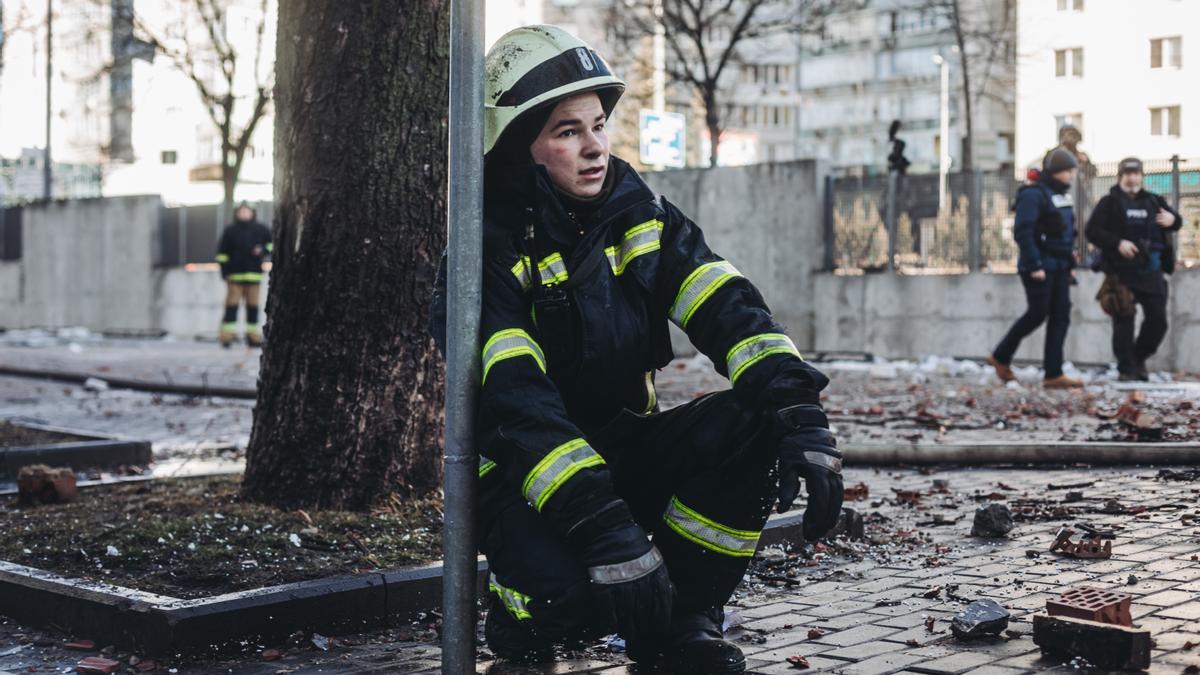 Un bomberos en las inmediaciones del edificio civil bombardeado, en una zona residencial, a 26 de febrero de 2022, en Kiev (Ucrania).