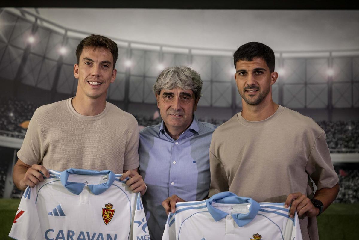 Txema Indias, entre Paulino de la Fuente y Pomares, en la presentación de ambos jugadores.