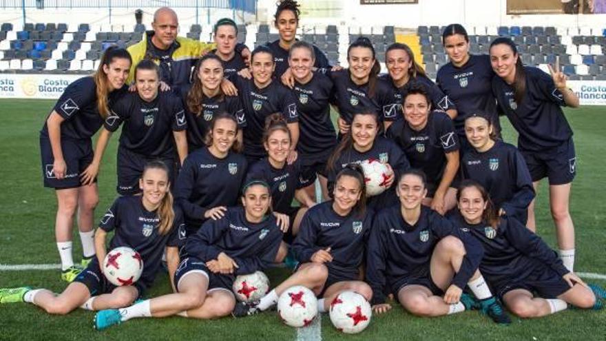 Las jugadoras del Sporting Plaza Argel y el técnico Cañizares posan ayer en el Antonio Solana en su último entrenamiento.