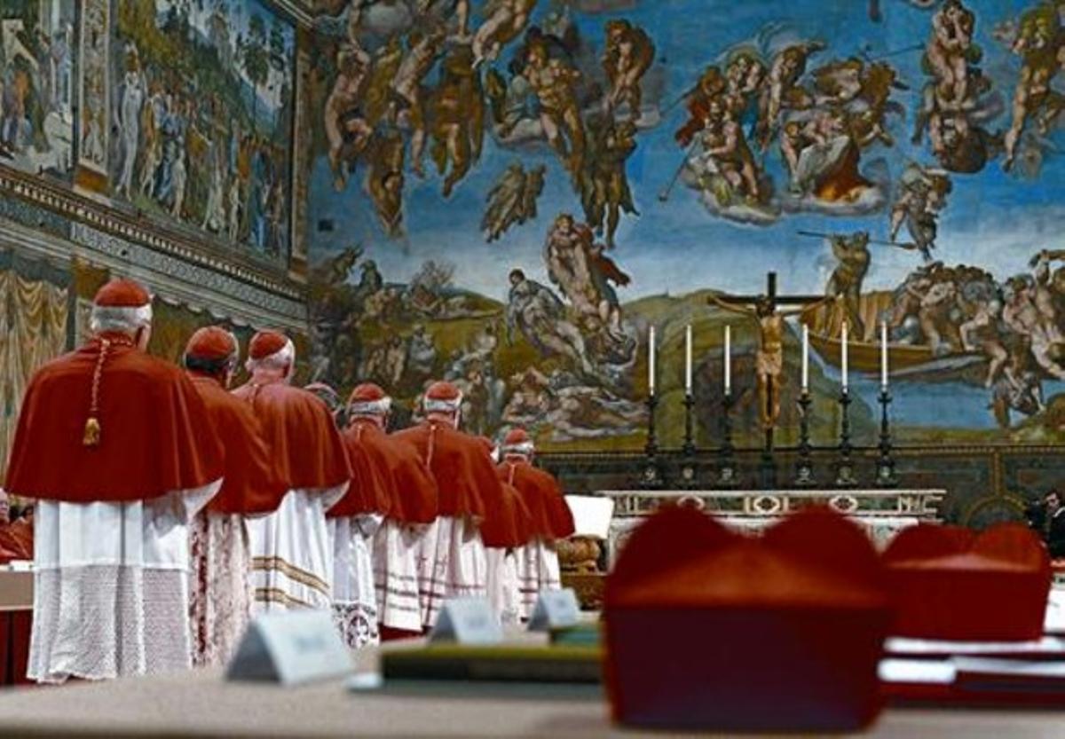 LOS ÚLTIMOS PROLEGÓMENOS Los 115 cardenales que elegirán al sucesor de Joseph Ratzinger al frente de la Iglesia católica entran en la Capilla Sixtina a media tarde de ayer para iniciar los debates para elegir al nuevo Pontífice lo más rápidamente posible.