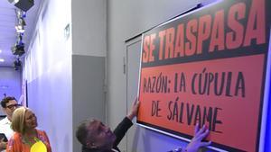 Jorge Javier Vázquez colgando el cartel de se traspasa