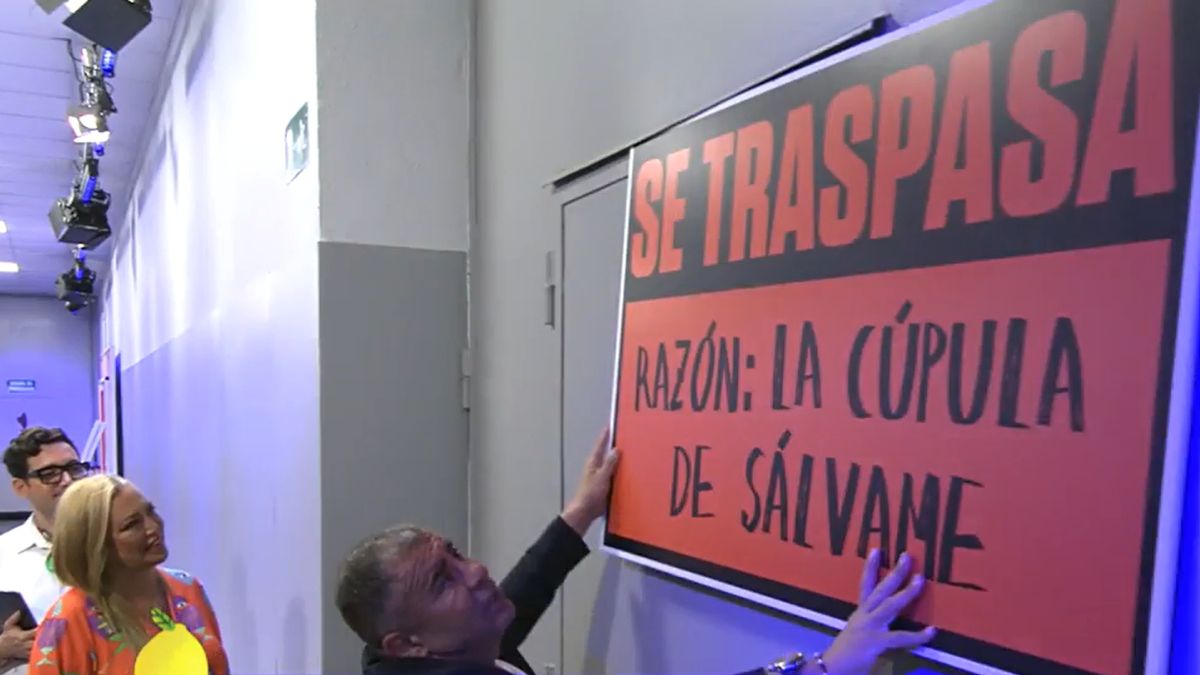 Jorge Javier Vázquez colgando el cartel de 'se traspasa'