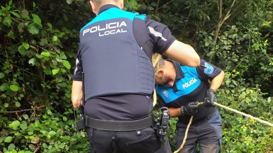 Los policías rapelando para llegar hasta el herido