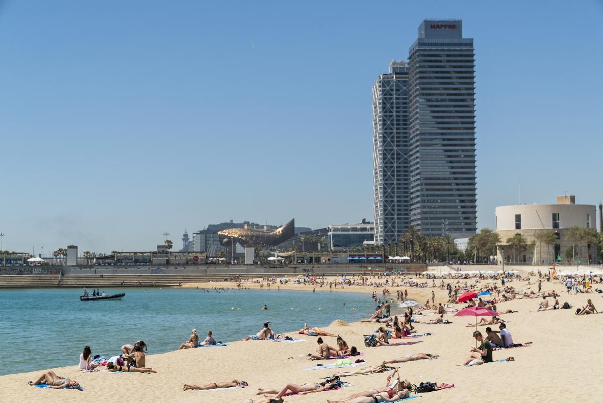 Europa demana prohibir el bany en una platja de Sant Adrià per mala qualitat de l’aigua