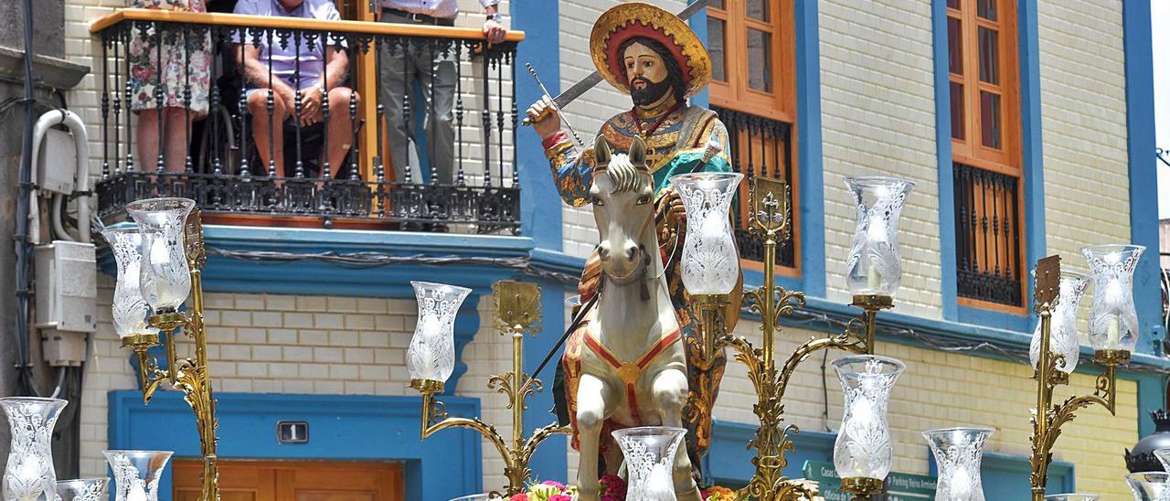 Personas fuera de los limites de la plaza de Santiago. | | JUAN CASTRO