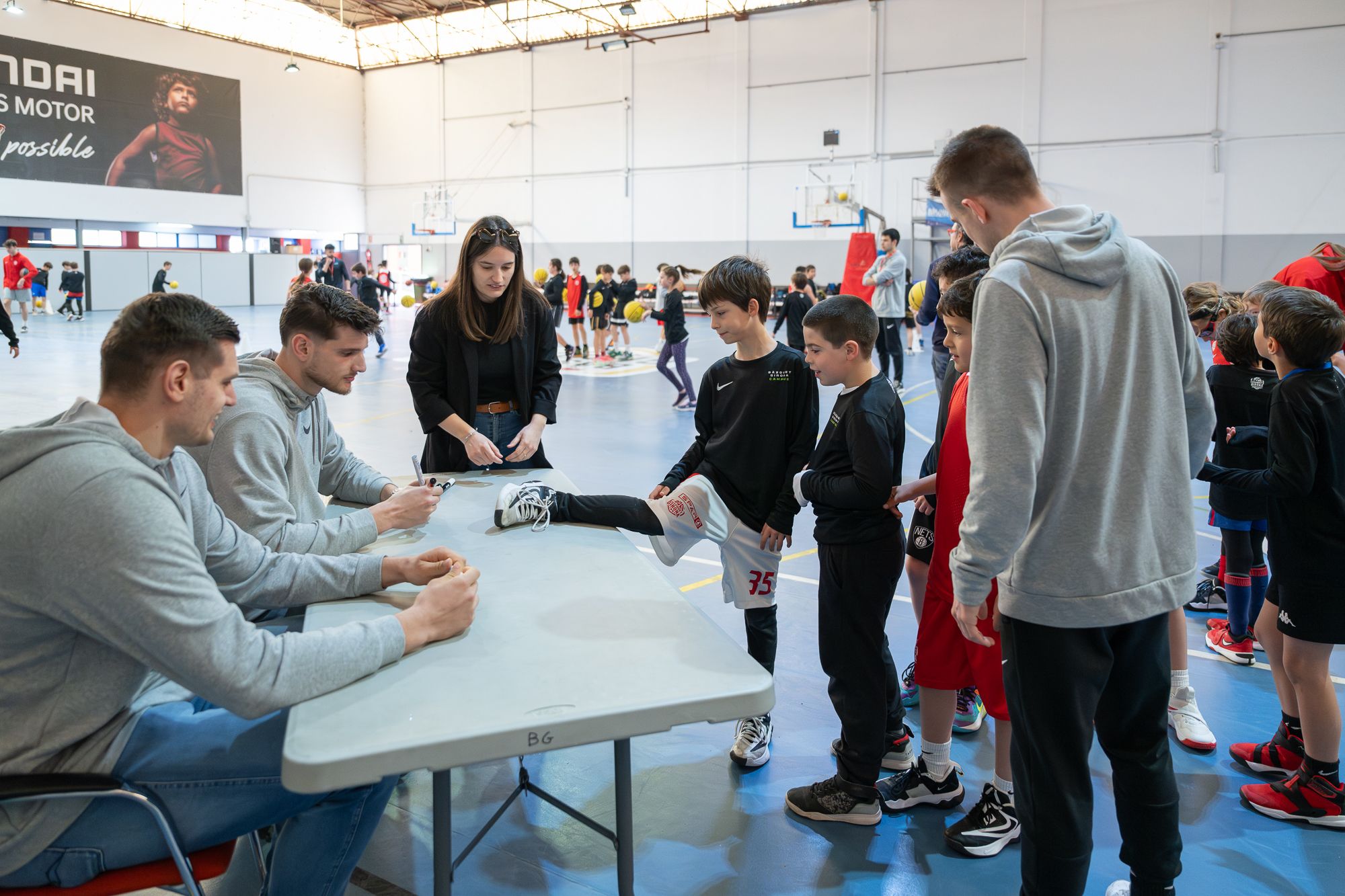 Sergi Martínez i Djordjevic visiten el campus del Bàsquet Girona