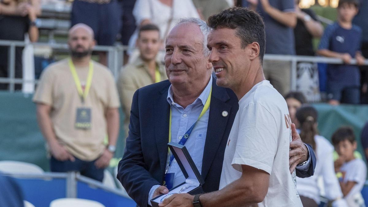 El tenista Roberto Bautista recibe un homenaje por su retirada junto al presidente del Real Club Recreativo de tenis de Huelva Rafael Romero.