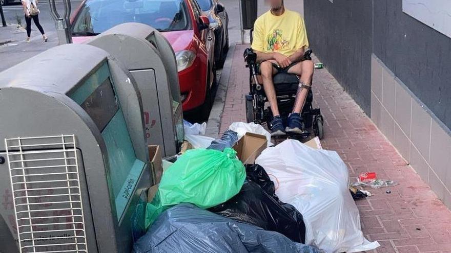 La acumulación de basura sin recoger en Cieza impide la movilidad de las personas con movilidad reducida