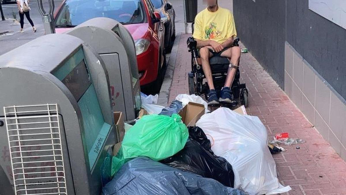 Una persona con movilidad reducida tiene dificultades al pasar por acera por los residuos acumulados.