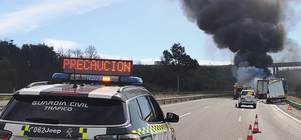 A-52 cortada en A Gudiña tras una colisión entre dos camiones que causó un herido.