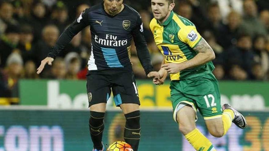 Santi Cazorla disputa el balón a Robbie Bradie, del Norwich.