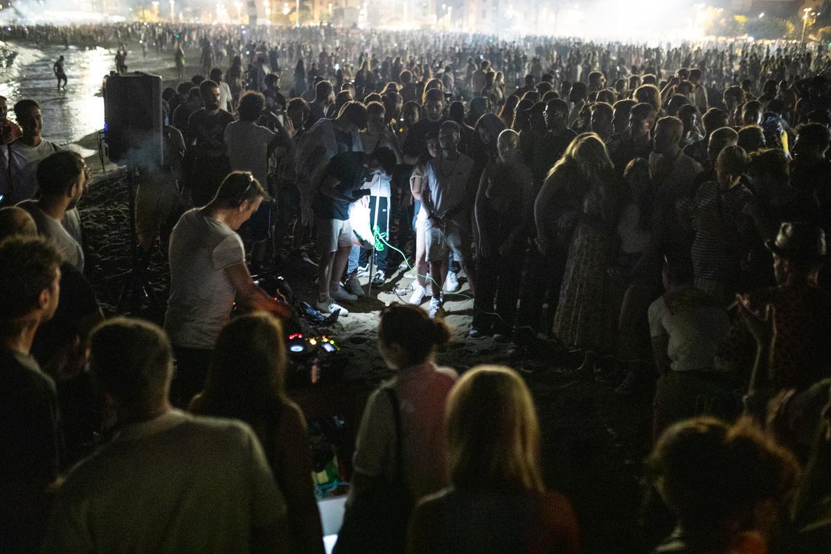 La verbena regresa a la playa en Barcelona